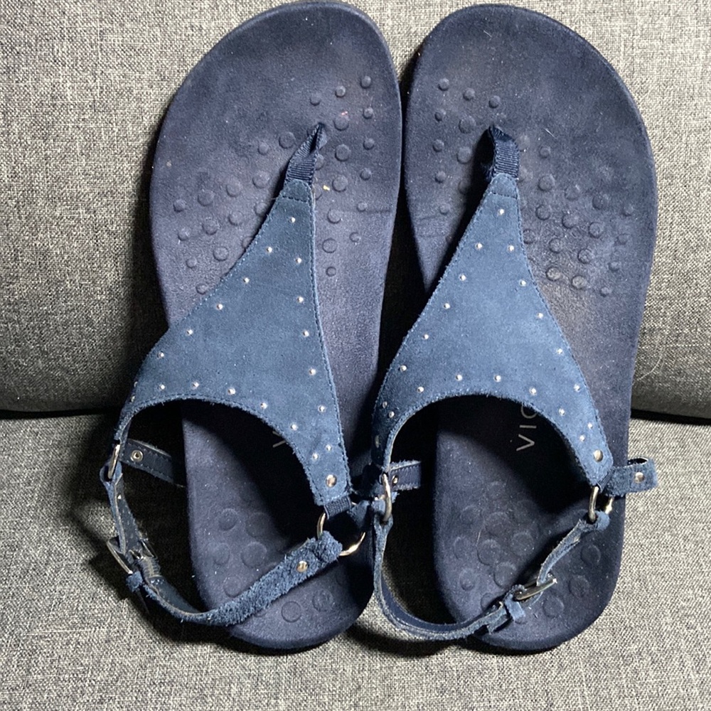 8 med. Vionic Margo navy studded suede t-strap sandals with back strap